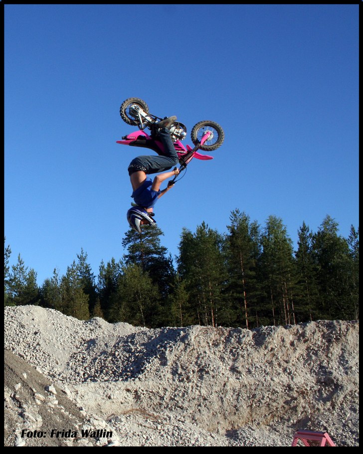 Backflip i Forssbacka. Foto: Frida Wallin. Åkare: David Karlsson.