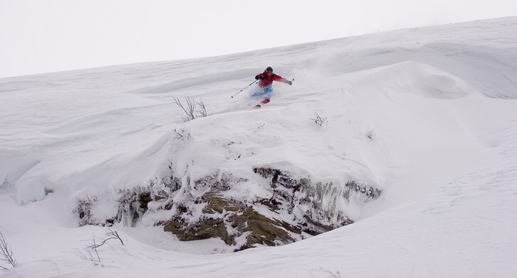nice pow men sådär att droppa utan korsband. Foto: Tobias Kajbring. Åkare: Mikael Kajbring.