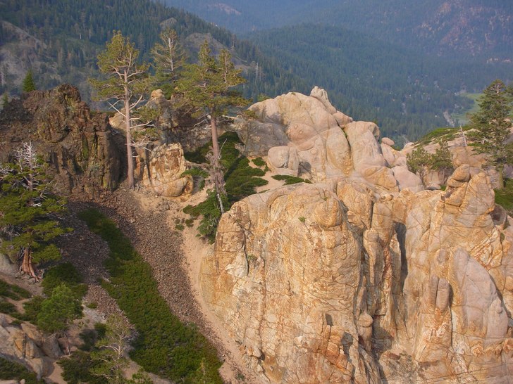 Härliga bergformationer. Foto: Anders BJÖRKLUND.