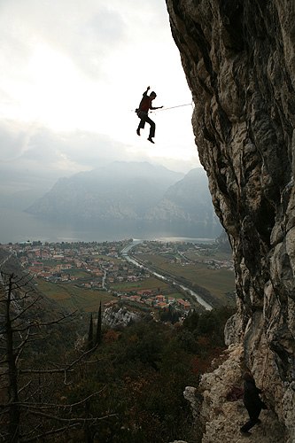 Lite fallträning på klipporna ovanför Gardasjö. Foto: Jonas Ahlman. Åkare: Anders Wilson.
