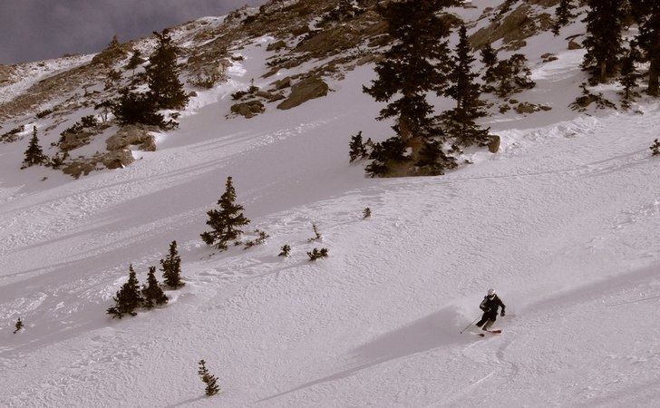 Fint åk på eftermiddagen i Alta Backcountry. Foto: Lucas Skalleberg. Åkare: Max Larsson.