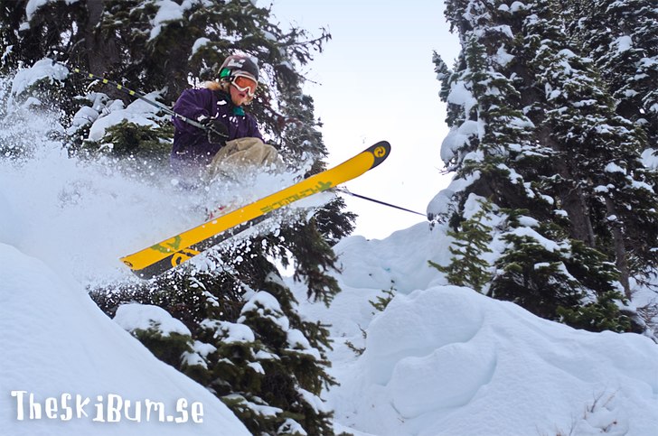 Pow pow cliff drop. Foto: David Roxendal. Åkare: Joshua Roxendal.