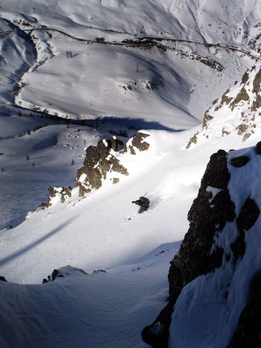 Pernilla kommer ur en liten coloir i col de lautar. Foto: David Kvart. Åkare: Pernilla Lidholm.