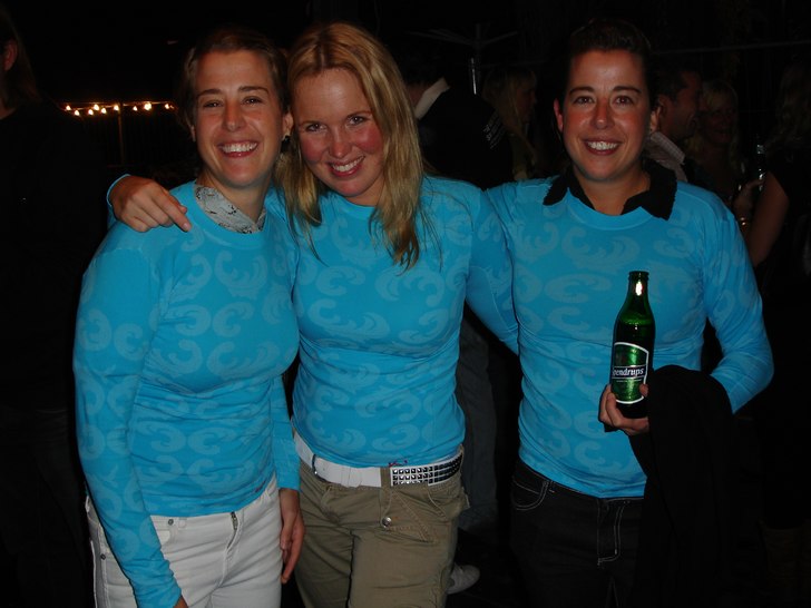 Foto: Stefan Brodén. Åkare: Tvillingarna Sjölander på var sin flank om Karen Misvaer iförda Kari Traa's härliga tröjor.