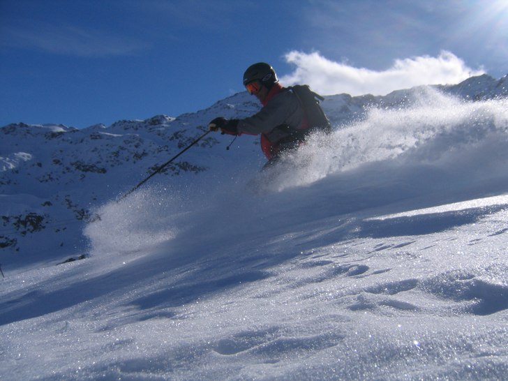Sköna svängar i motljus 2. Foto: Martin Bengtsson. Åkare: Michael Malmros.
