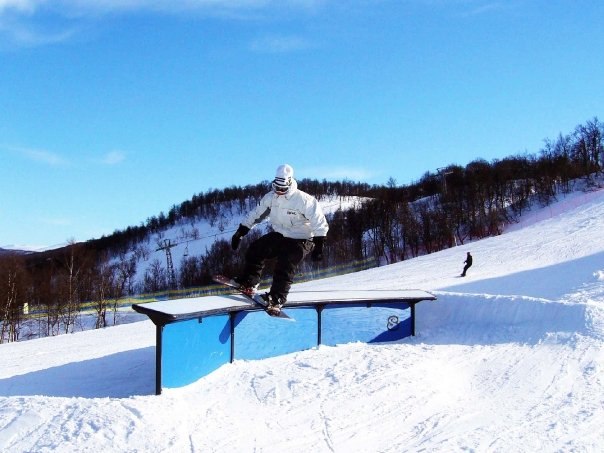 Parklek i Hamra Funpark efter att liftarna stängt. Foto: Linus Krantz. Åkare: Jens Jonsson.
