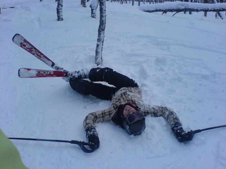 En glad Frida i skogen hade svårt att ta sig upp . Foto: Malin Pehrson. Åkare: Frida Christensen.