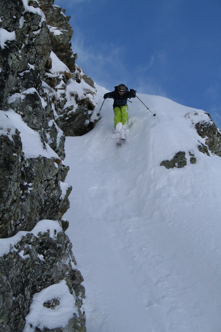Johan på väg ner i en minicouloir. Kameramannen . Foto: Carl Bruch. Åkare: Johan Hasslow.