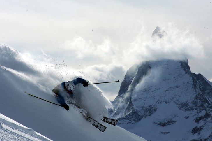 Mycket snö o fina Matterhorn i bakgrunden. Foto: Chris Patient. Åkare: Robin Ljungqwist.