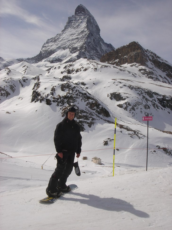 Herr Cervin & Burton Omen framför Matterhorn,. Foto: Håkan Cervin. Åkare: Hakan Cervin.