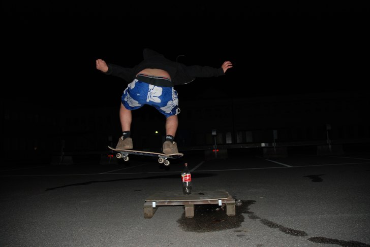 Ollie över en lastpall + en cola flaska <: . Foto: Roberto Alvarez. Åkare: Anders Grännsjö.