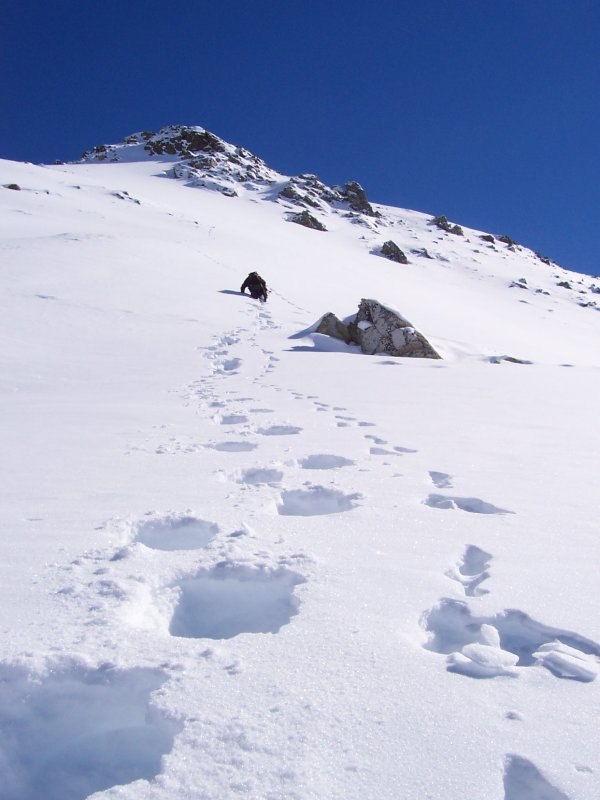 En kompis på väg upp till toppen.. Foto: Jag. Åkare: Magnus.
