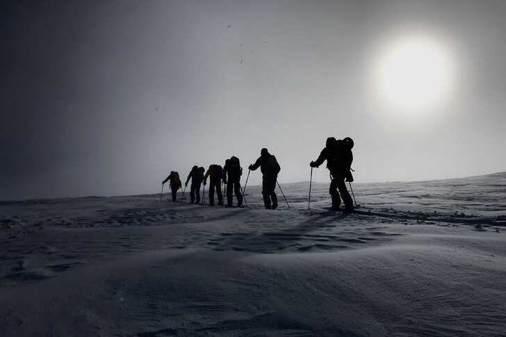 Tillsammans på väg upp på en av Kungsledens top.
