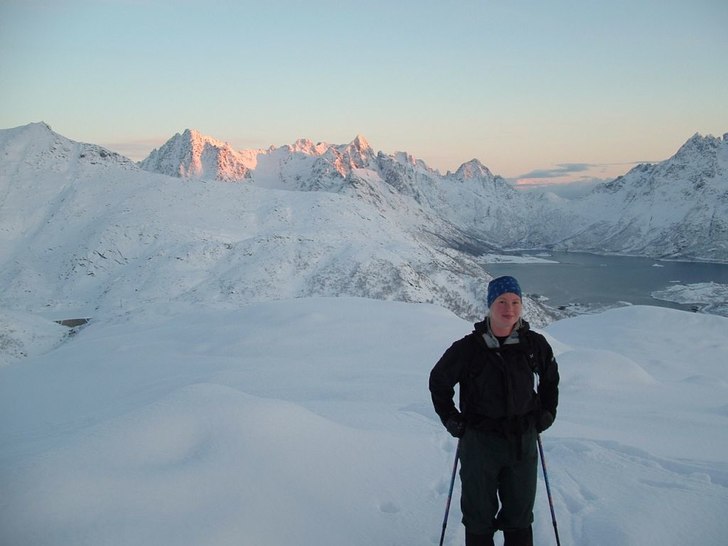 Snart uppe... Higravtind och Geitgaljen i 
bakgru. Foto: Sara Widell. Åkare: Josefin Sandgren.