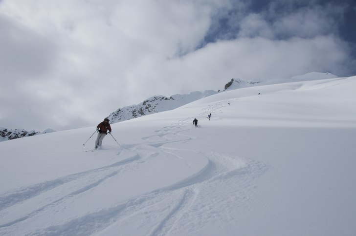 Ski Touring med Ruedi Beglinger, Selkirk Mountain . Foto: Ruedi Beglinger. Åkare: Martin Hansson, Eva Hansson m.fl.