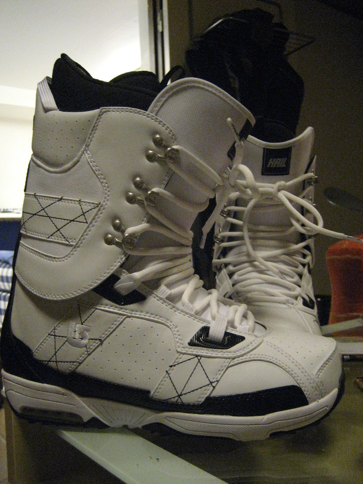 Burton Hail White/Black. Foto: Sajmon.