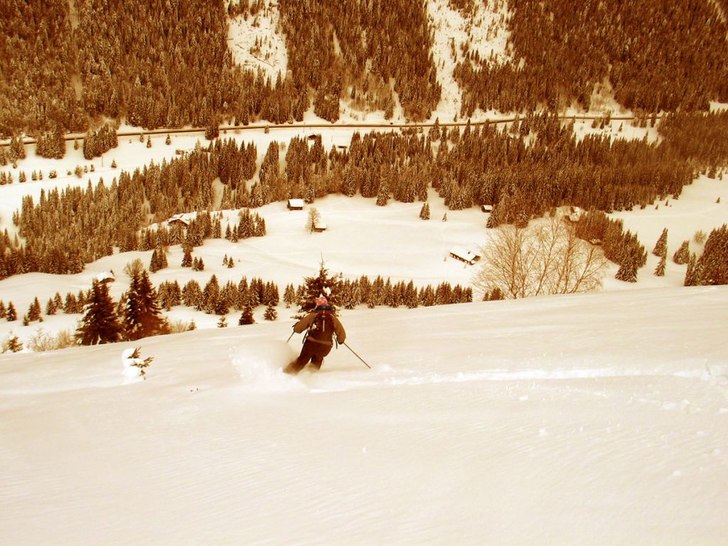 Ned fra bagsiden af Le Hameau de Flaine.... Foto: Ulla. Åkare: Camilla.