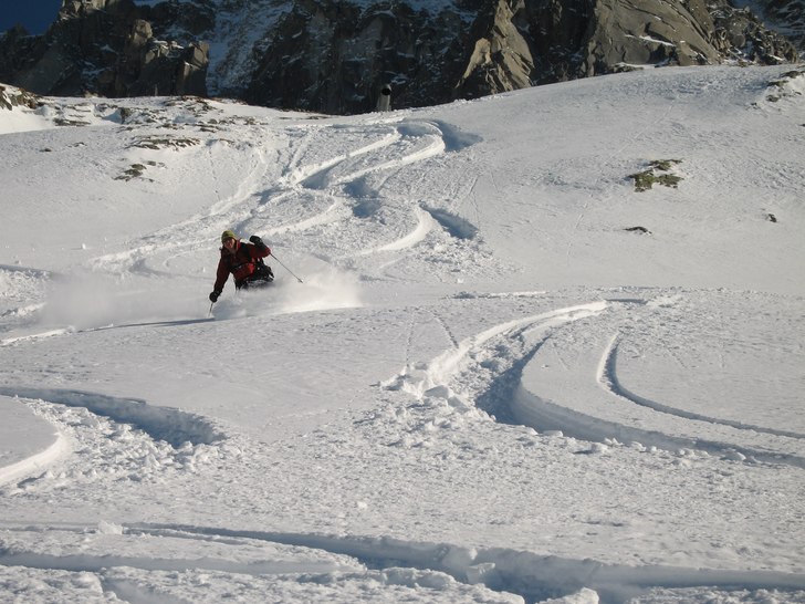Lagom sjukt djupt med puder i slutet av Glacier Ro. Foto: Måns Ornstein. Åkare: Eja Robertsson.