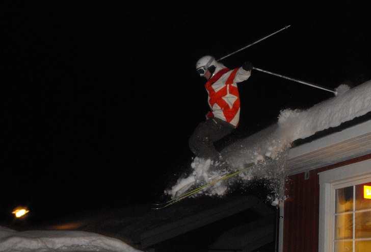 ett dropfrån hus i Lindvallen. Foto: Jesper Hayland. Åkare: Hampus Ledskog.