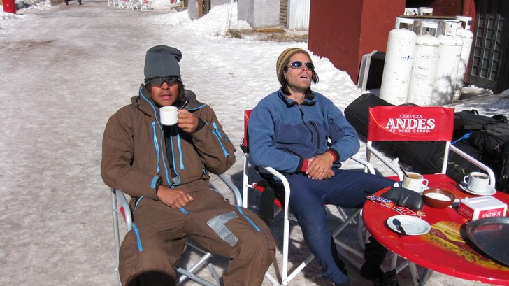 Mina två kaffedrickande vänner som inte får lif. Foto: Mattias Skantz. Åkare: Kumar och Said.