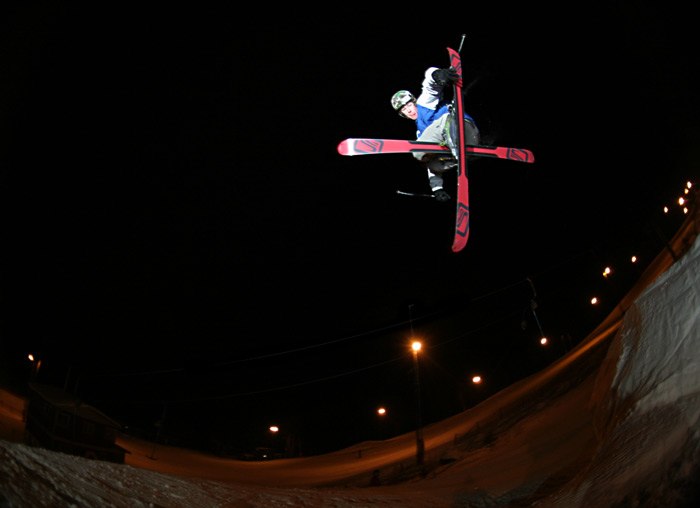 Fredagkväll, minus 14, en av många fina grabs av. Foto: Henning Olsson. Åkare: Frans Nordén.