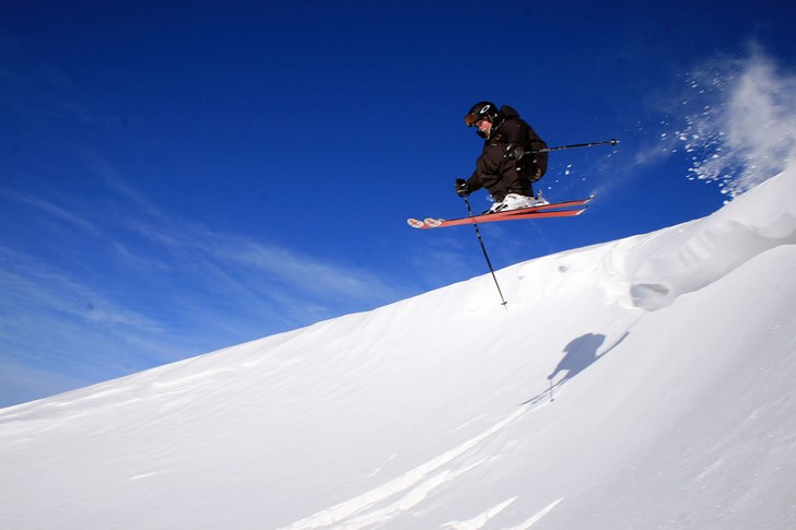 André Vik tar luft över en vinddriva, och hinner. Foto: Jonas Emilsson. Åkare: André Vik.