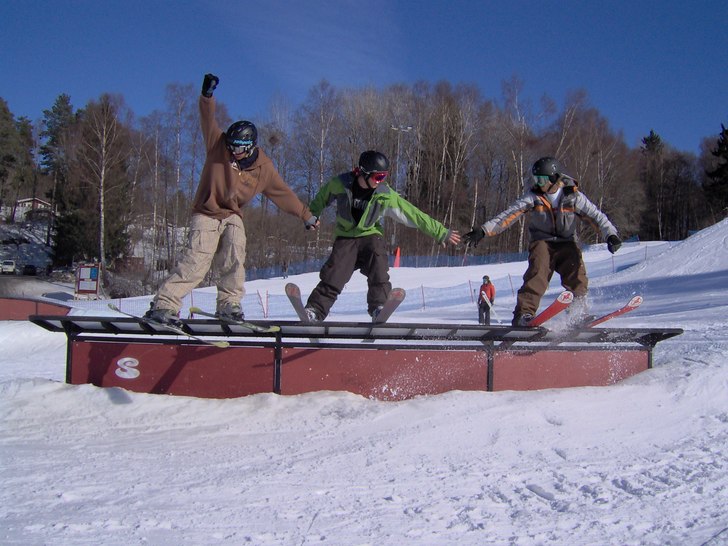 Vi försökte få en bild där alla tre stod på r. Foto: Leo Crawford. Åkare: Martin, Jocke, Andreas.
