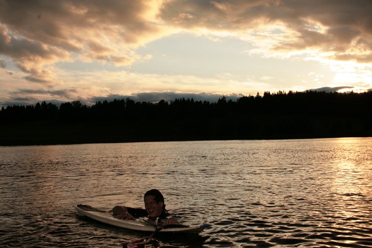 Just waiting for the big waves to role in..joy. Foto: Carl Nordin. Åkare: Jon moreus.