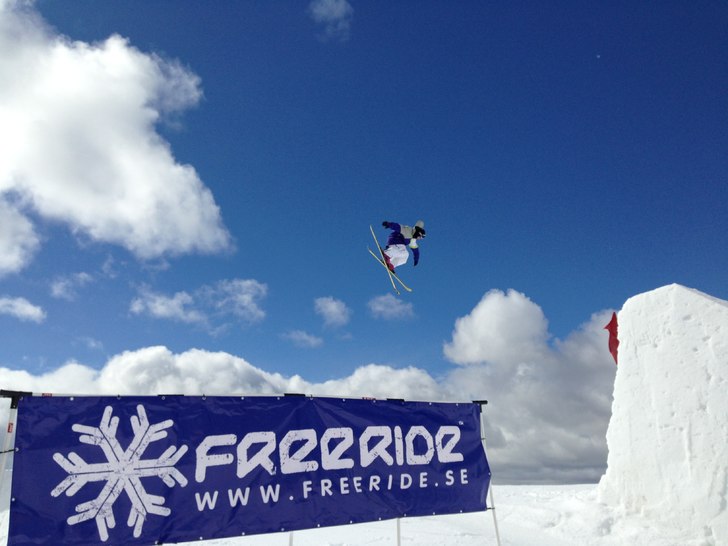 Första hoppet i Svarta linjen. Bräcke. Foto: Roger Davidsson. Åkare: Per Fernvik.