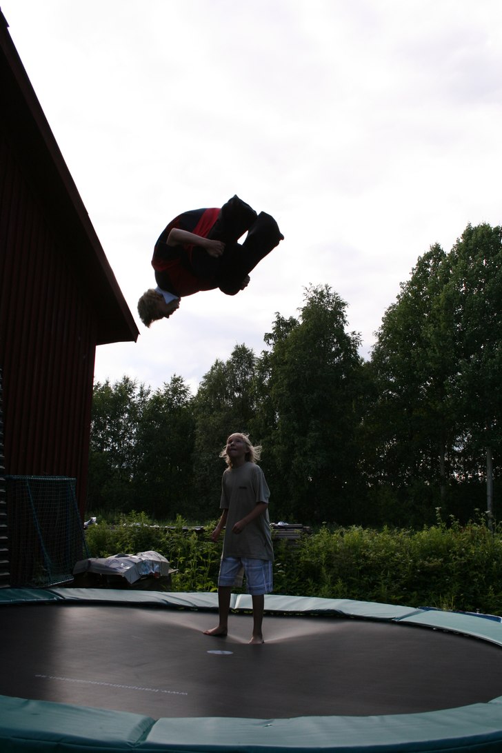 Drar en double backflip. Foto: Lisa Holm. Åkare: Matti Perttula.