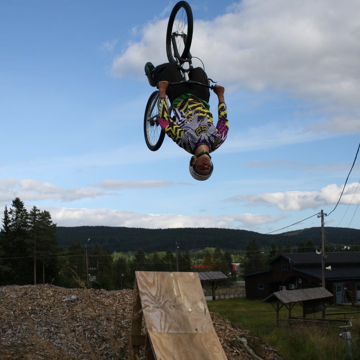 13 år gammal kílle gör backflip på cykel.. Foto: Tim Westerlund. Åkare: Adam Strandberg.