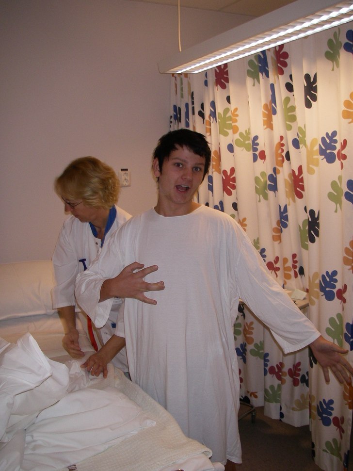 Operation, ta ut titanplatta och skruvar.. Foto: Far. Åkare: sez.