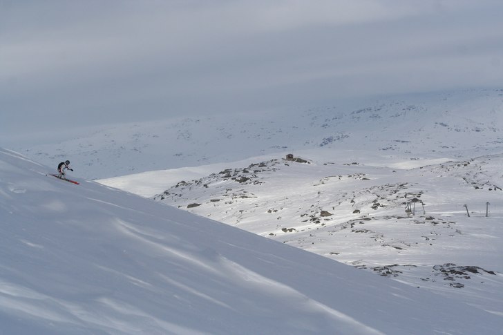 Criss sveper ner mot Nordalsfjällets sadel en tid. Foto: Johan Pettersson. Åkare: Criss "New School" Larsson.