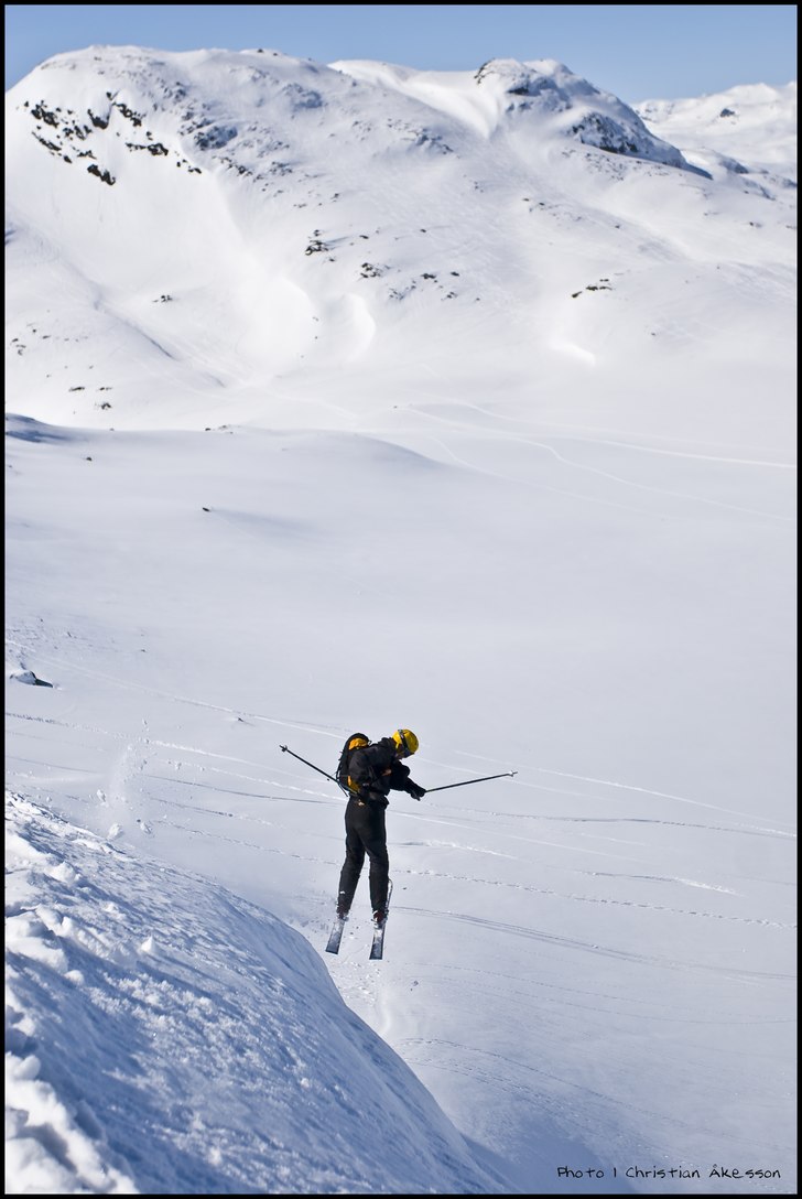 Olof "leker" utför en hängdriva ner mo. Foto: Christian Åkesson. Åkare: Olof Marzelius.