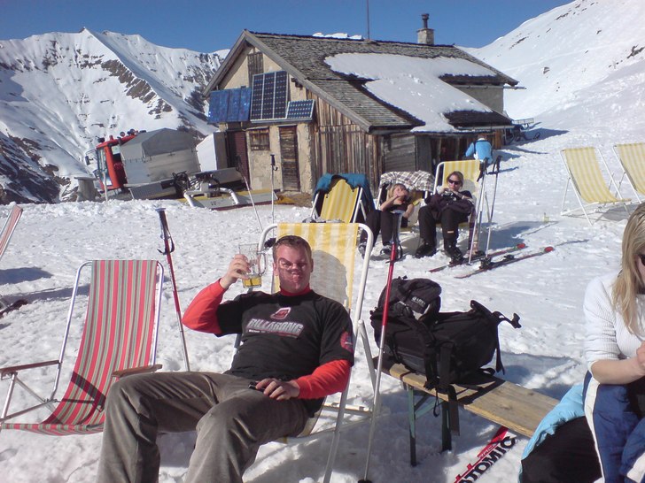 Micke fläskar i sig ytterligare en öl. Foto: HC Schulze. Åkare: Mikael Svensson.