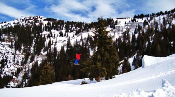Stor kick mellan två granar. Foto: Henrik Hoff Ström. Åkare: Philip Gertzell.