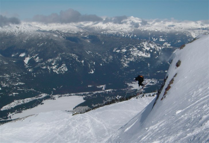 Emil o klippan i Whistler Bowl. Foto: Louise Rydén. Åkare: Emil Engman.