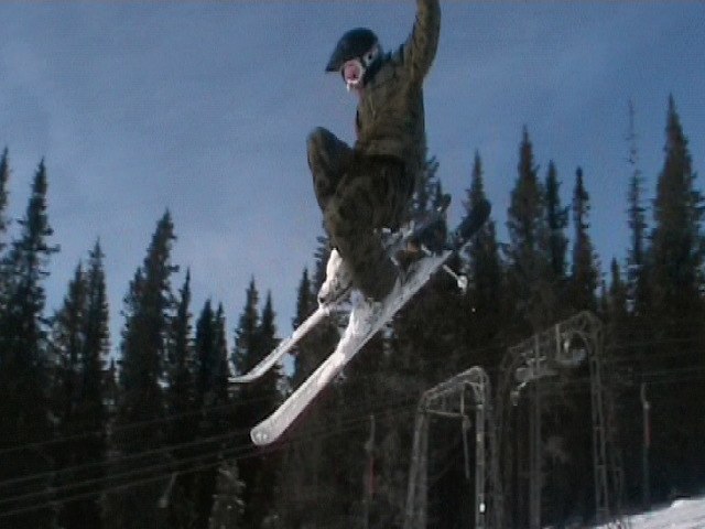 ludde hoppar i bydalens bigjump.. Foto: Erik Törnvall.