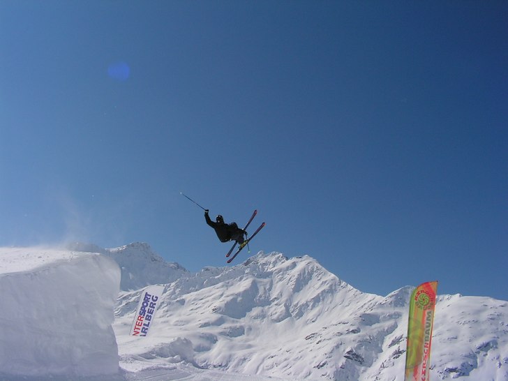 sträcker mig efter en grab på en corkad 720 i re. Foto: Bello. Åkare: Jonathan Skogh.