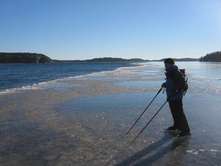 Skridskotur on the edge. Foto: Tord Nordenstam. Åkare: Patrik Holmberg.