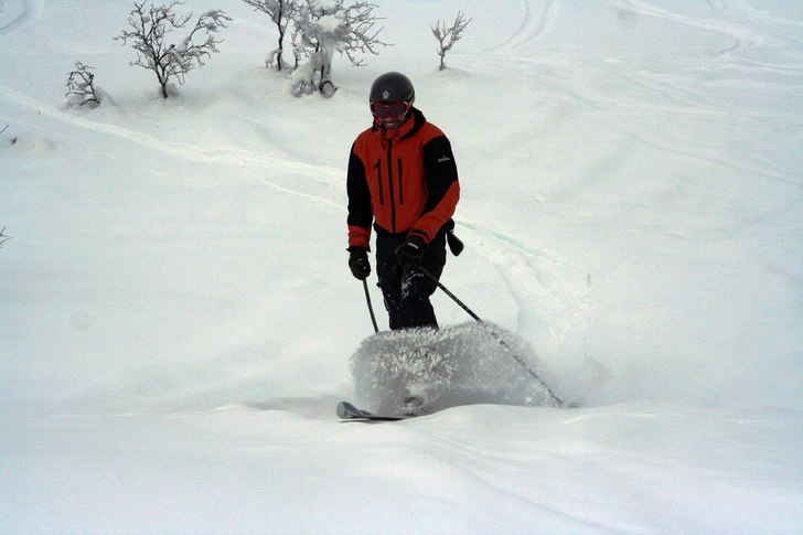 Nöjd efter en härlig puder plöjning. Foto: Michael Gustafsson. Åkare: Pa Essa Konteh.