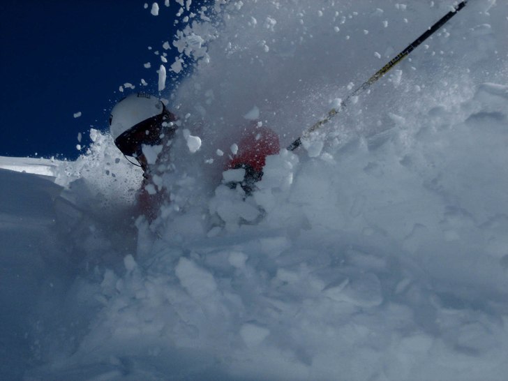 Sköna svängar en solig dag i Andermatt.. Foto: Martin Karlsson. Åkare: Jonas Persson.