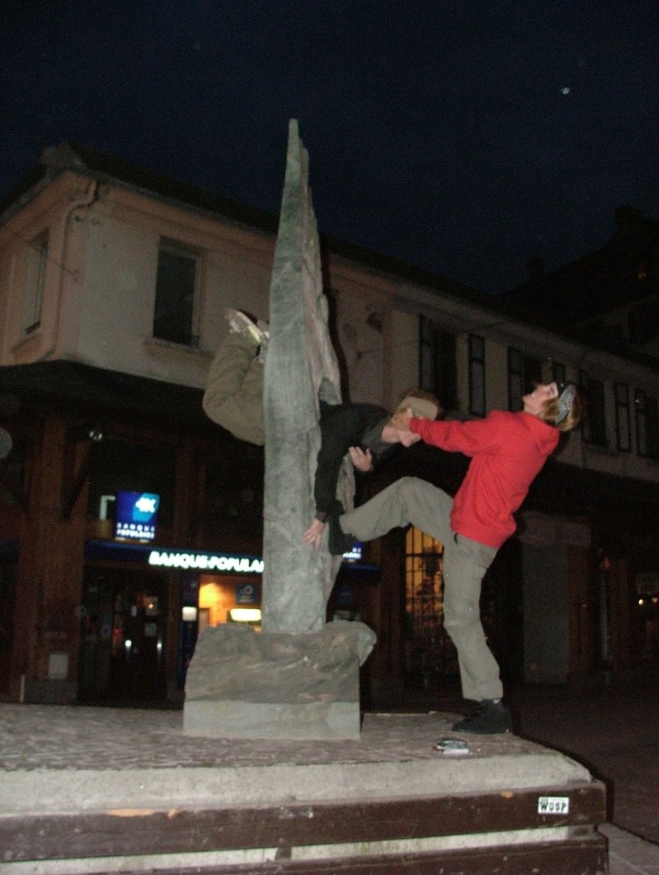 Jag Magnus hjälper Joel att tränga igenom det ob. Foto: Erik Palmquist. Åkare: Joel Rangsjö, Magnus Eriksson.