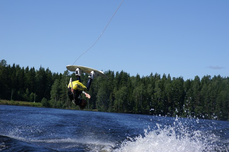 wakecamp:)     ja gör en backroll. Foto: nicklas. Åkare: ludvig gustafsson.