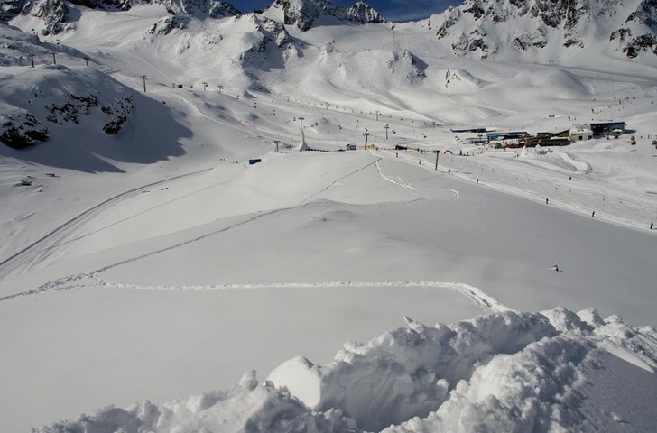 Den 5-10 minuter långa hiken upp från släplifte. Foto: Powder Department Stubaier Gletscher.