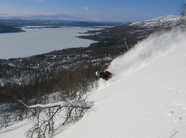 Västerbotten kontrar med kvalitetssnö i helgen!. Foto: Olle Sjölin. Åkare: Emil Ring.