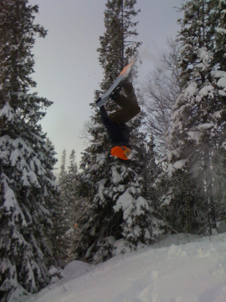 Backflip tailgrab. Foto: Gustav Larsson. Åkare: Henrik Larsson.