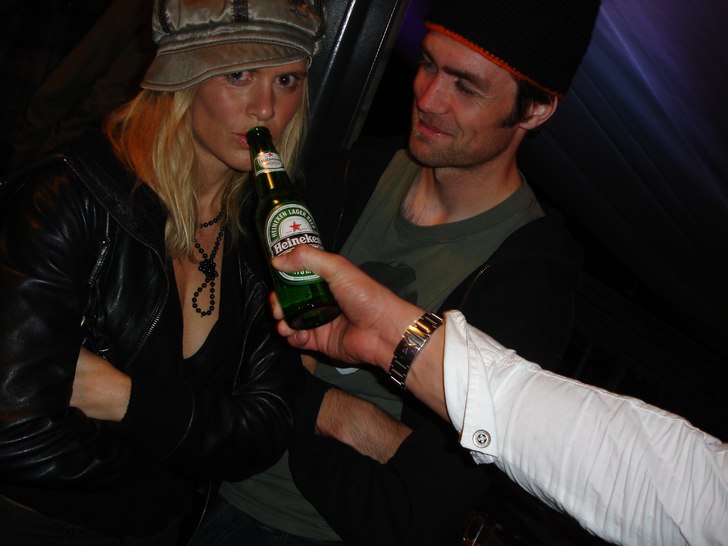 Foto: Stefan Brodén. Åkare: Man skall inte neka när Ted bjuder på öl Sara.