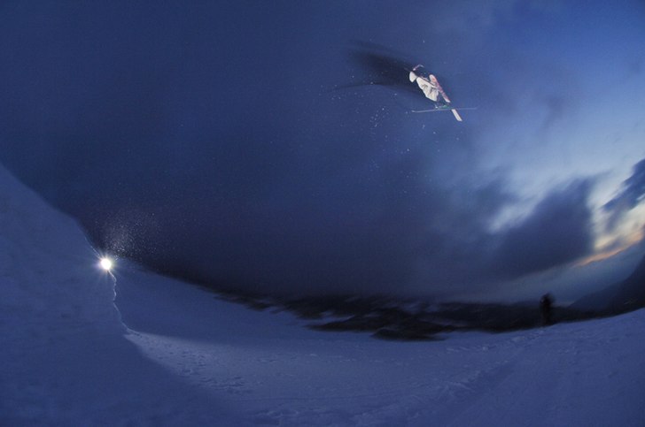 Henrik Harlaut skickar en Switch 12 under en kväl. Foto: Mattias Fredriksson. Åkare: Henrik Harlaut.