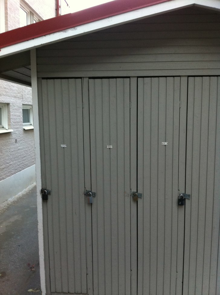 Skidförråd utanför lägenheten. Foto: ML.